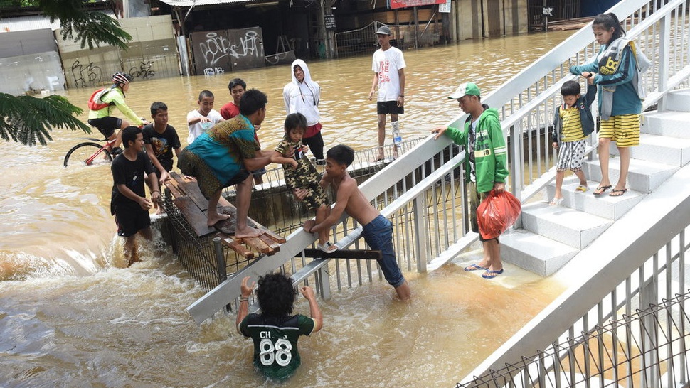 Twit Ahok BTP soal Banjir Jakarta: Warga Dekat DAS Diminta Waspada