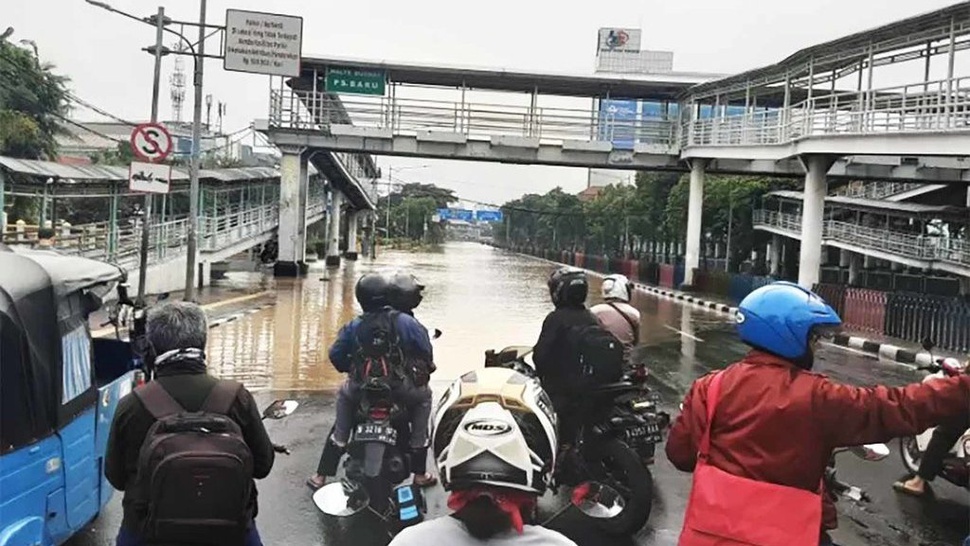 Banjir Jakarta: Kali Pasar Baru Meluap, Jalan Dr Sutomo Banjir