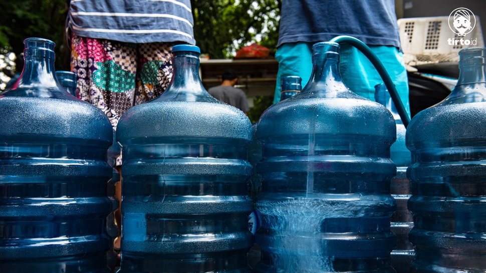 Pemkot Probolinggo Salurkan Bantuan Air Bersih ke Gili Ketapang