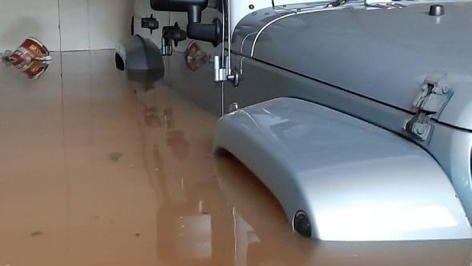 Banjir Jakarta: Jeep Rubicon &Toyota Rush Anak Ketua MPR Terendam