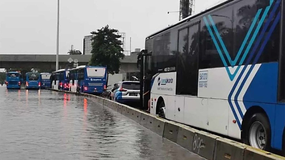 Rute Transjakarta yang Beroperasi, Dialihkan & Tutup Usai Banjir