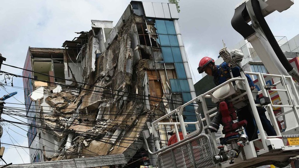 Gedung Ambruk di Slipi, Polres Metro Jakbar Periksa Lima Saksi