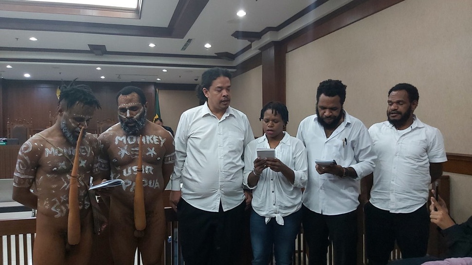 Sidang Eksepsi Tapol Papua Surya Anta dkk, 2 Terdakwa Pakai Koteka