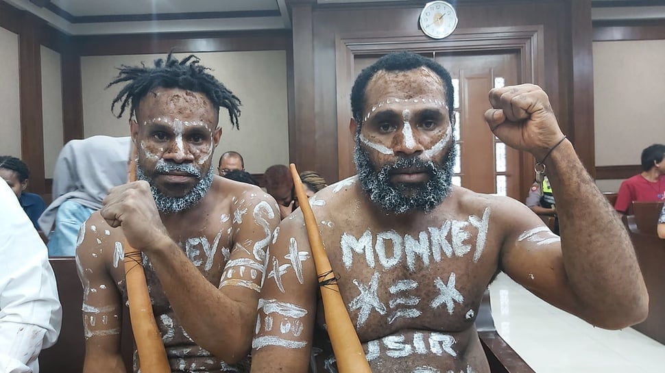 Hakim Tunda Sidang Tapol Papua Lantaran Dua Terdakwa Gunakan Koteka