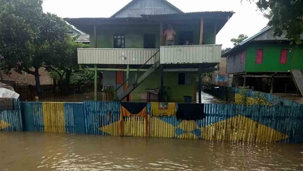 Warga Polewali Mandar Ikat Rumah ke Pohon Agar Tak Terseret Banjir