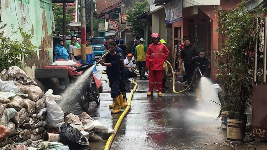 WIKA & BUMN Lainnya Bersihkan Lumpur Usai Banjir di Jakarta Timur