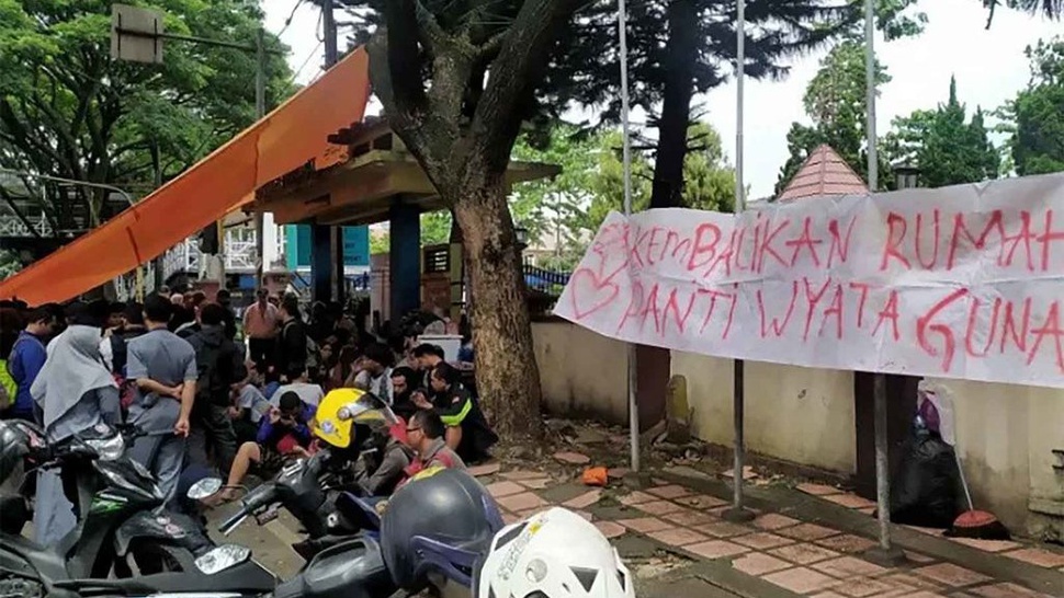 Mahasiswa Disabilitas Tidur di Trotoar Protes Diusir Wyata Guna