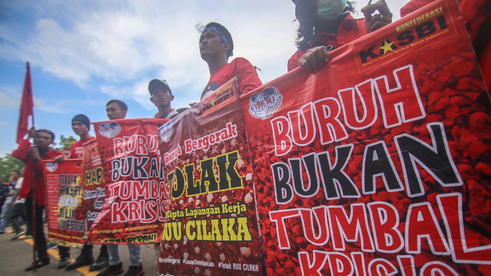 Kompensasi PHK di Omnibus Law Bikin 'Cilaka'
