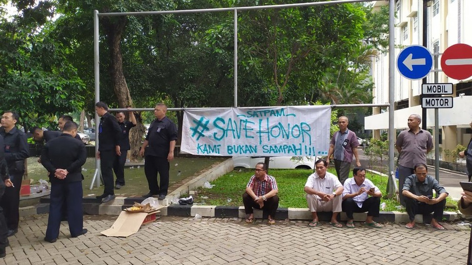 Pekerja Honorer LIPI Demonstrasi Menuntut Kejelasan Status Kerja