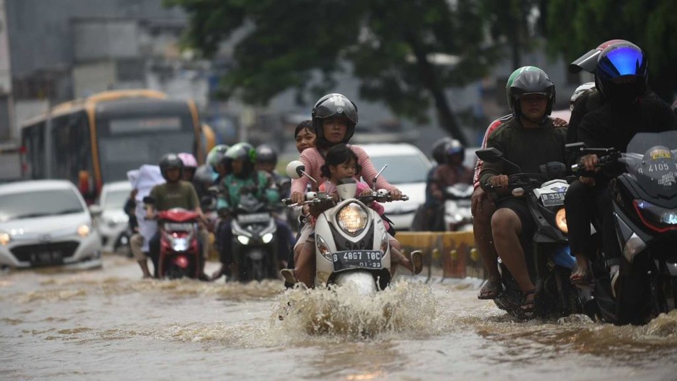 Banjir Jakarta: Rumah Penduduk di Cawang Terendam hingga 1,5 Meter