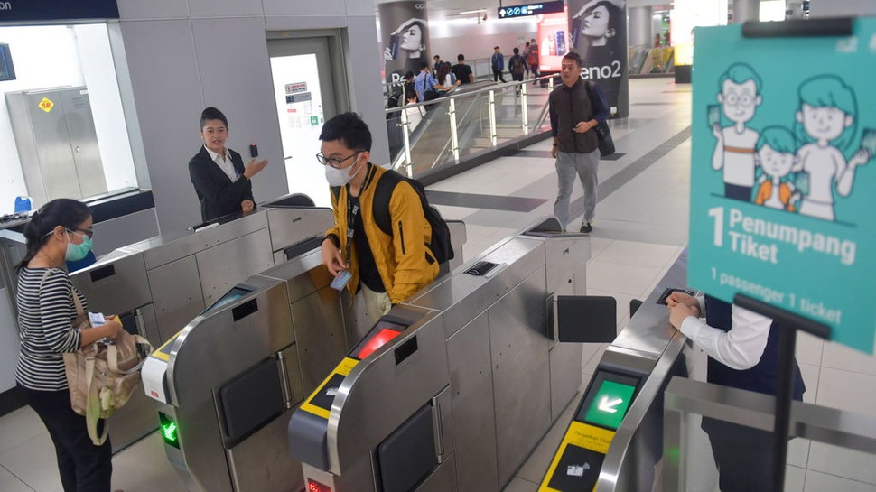 MRT Jakarta Periksa Suhu Tubuh Penumpang untuk Cegah Virus Corona