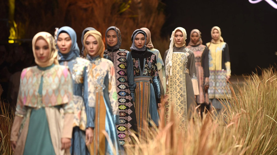 Desainer Lia Afif  Pamerkan Tenun NTB di Fashion Rhapsody 2020