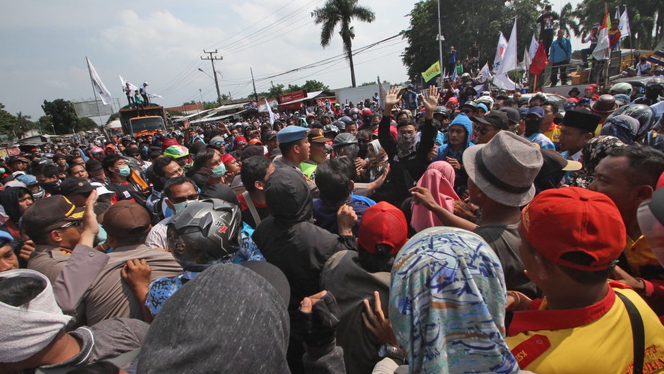 Buruh Banten Demo Tolak Omnibus Law, 10 Orang Ditangkap Polisi