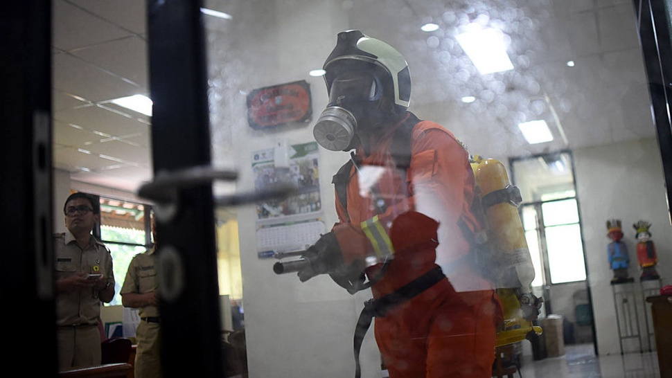 Penyemprotan Disinfektan di Kantor Kecamatan Kemayoran