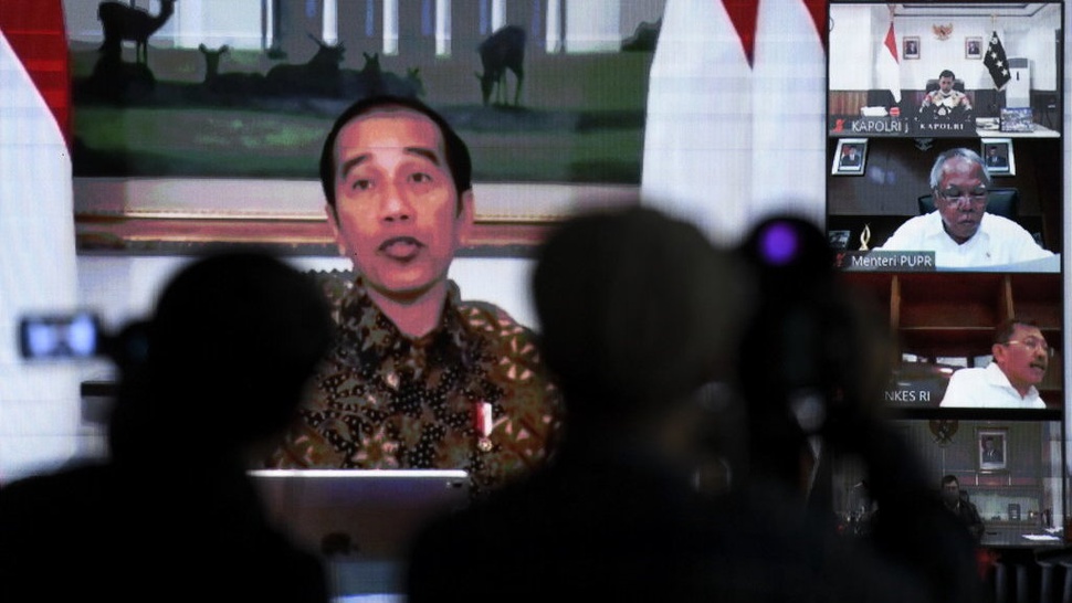 Bagi-Bagi Sembako, Gimik Jokowi yang Melanggar Imbauannya Sendiri?