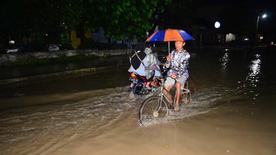 Tanggul Sungai Dawe Jebol Sebabkan Banjir di Kudus