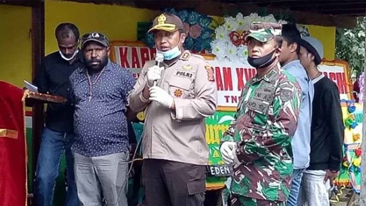 Dua Warga Papua Tewas Ditembak TNI Dimakamkan di Kwamki Lama