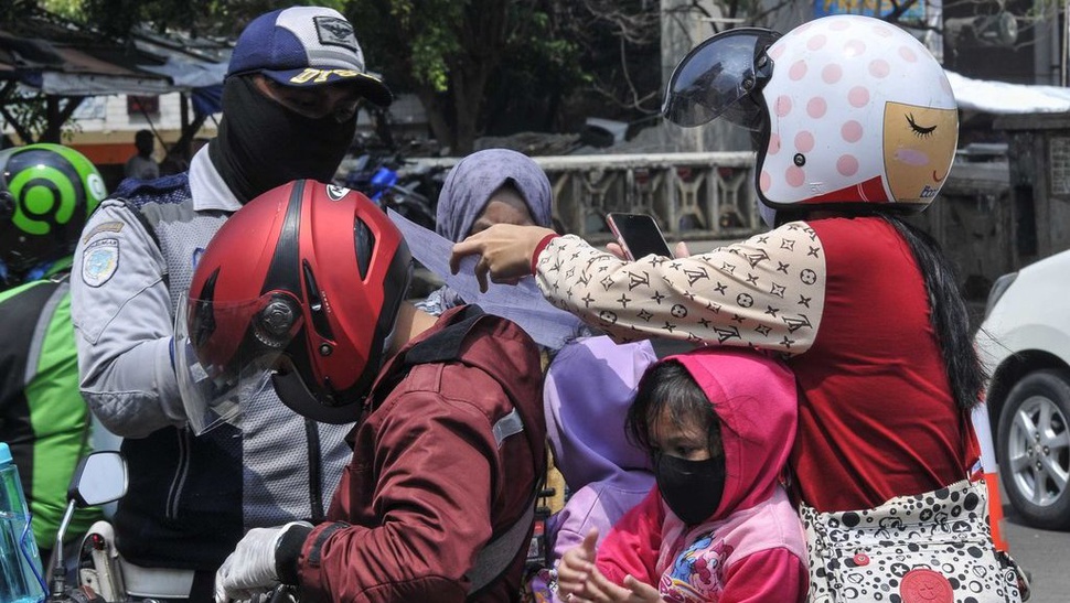 Bawa Pemudik, Dua Mobil Travel Ilegal Dihentikan Polisi di Bekasi