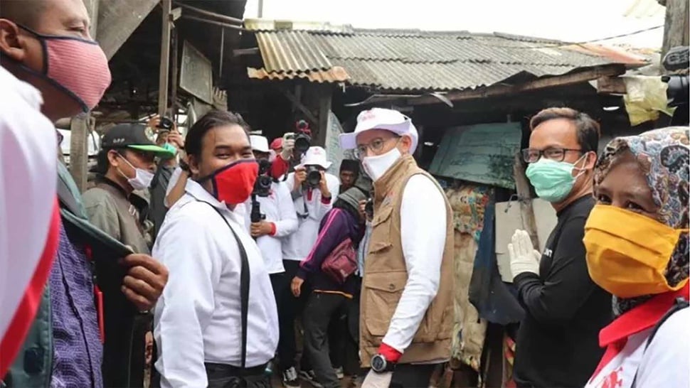 Perangi COVID-19: Sandiaga Uno dan Relawan Jokowi Bagikan Sembako