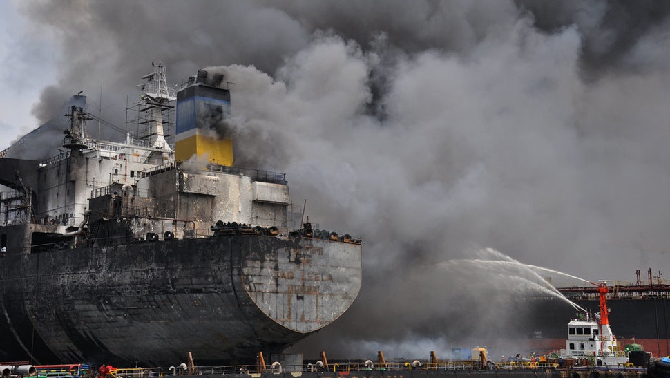 5 Orang Tewas Akibat Kebakaran Kapal Tanker di Pelabuhan Belawan