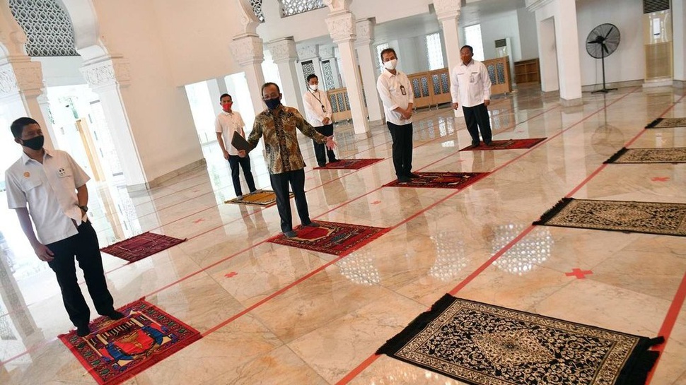 Jokowi Salat Jumat di Masjid Istana, Jemaah Dibatasi Cuma 150 Orang