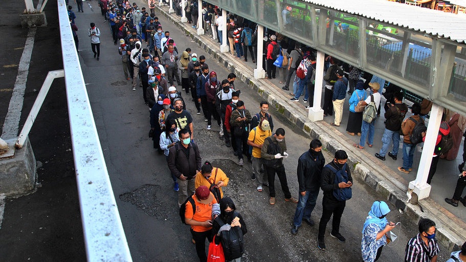 Pembatasan Penumpang KRL Sebabkan Antrean Panjang di Stasiun Bogor
