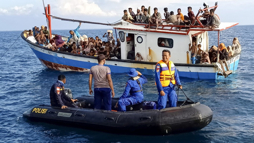 TNI AL Tarik Kapal Pengungsi Rohingya ke Pelabuhan Lhokseumawe