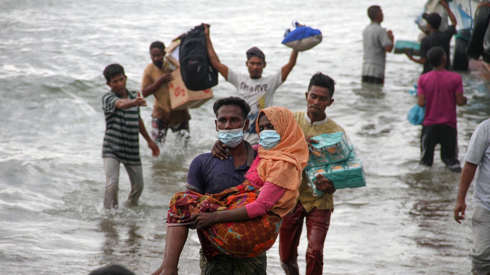 2020/06/26/warga-evakuasi-paksa-pengungsi-etnis-rohingya-antara-foto-04-tirto.jpg