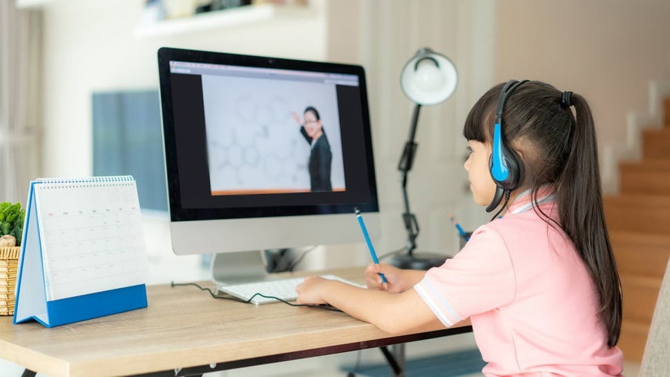 Tips Menjaga Kesehatan Mata Anak Selama Belajar Online di Rumah