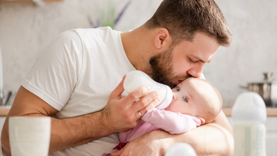 Cara Menggendong Bayi yang Benar dan Aman: Tips Bagi Ayah Baru