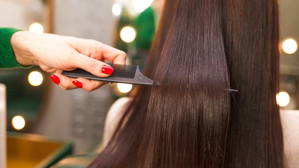 5 Cara Membuat Rambut Lurus Alami: Pakai Turban hingga Aloe Vera