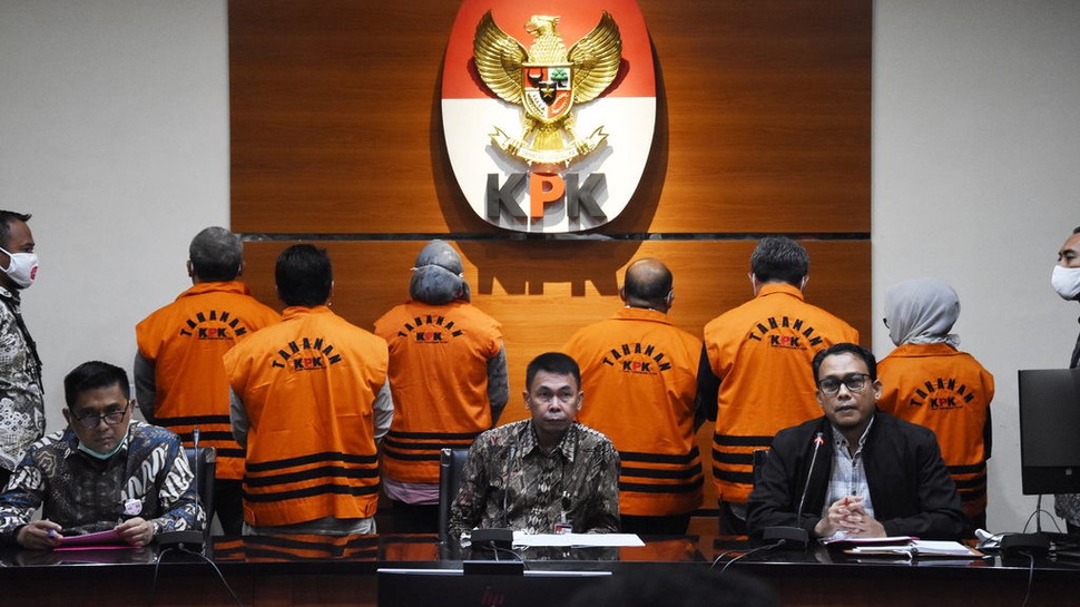 Kronologi OTT Bupati & Ketua DPRD Kutai Timur: Suami-Istri Korupsi