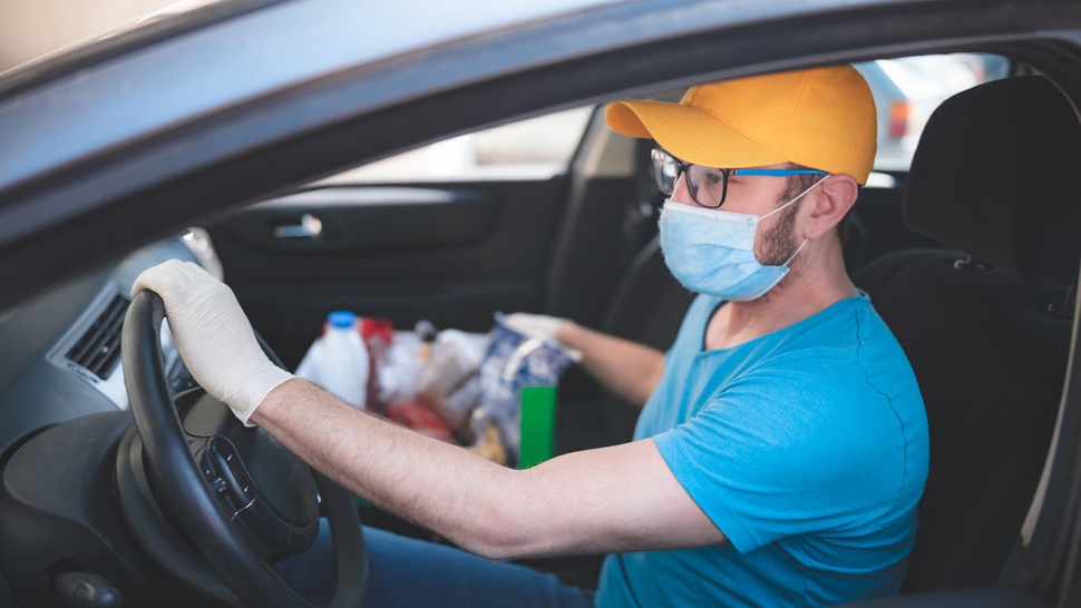 Pandemi COVID-19: Perlukah Memakai Masker Saat Berada di Mobil?