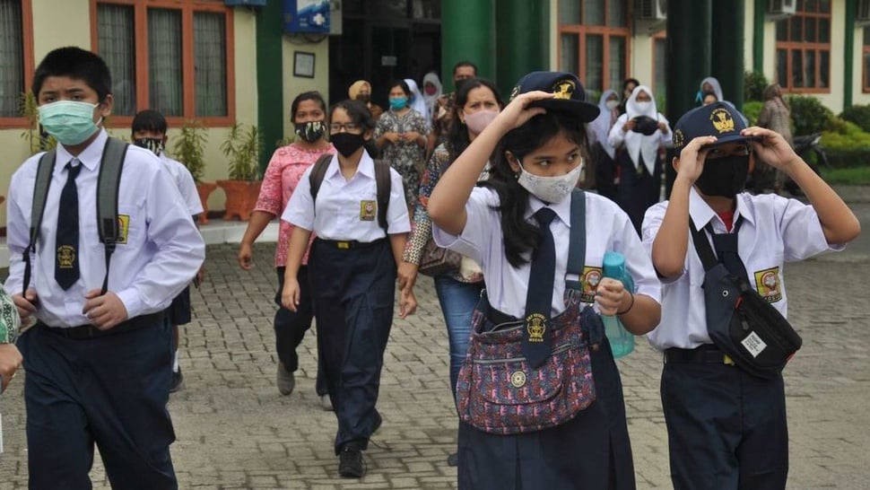 Cara Pakai Dasi SMP SMA yang Benar untuk Seragam Sekolah