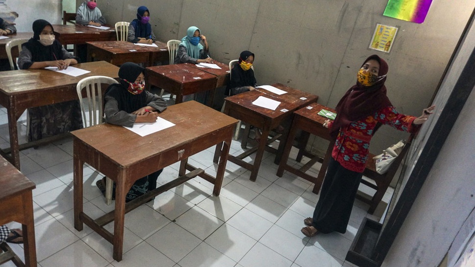 Guru SD dan SMP di Surabaya Kembali ke Sekolah Senin Ini