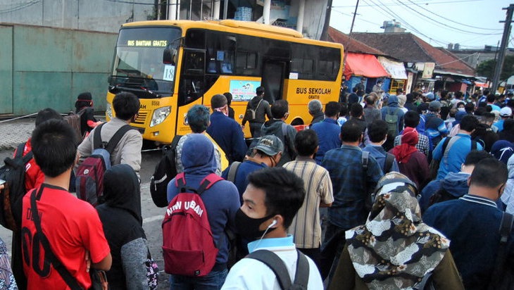 Bus Bantuan Urai Kepadatan Penumpang KRL di Stasiun Bogor