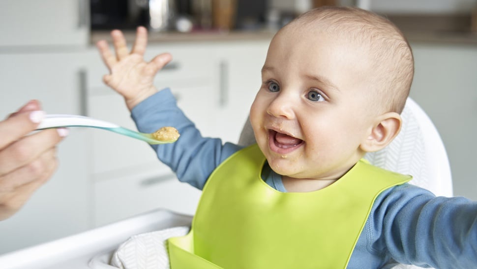 Pilihan Perlengkapan Makan Bayi: Babycook, Celemek, Training Cup