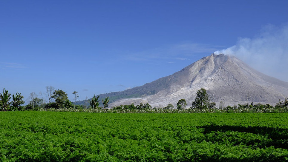 Gunung Sinabung Erupsi Tinggi Kolom Abu 2.000 Meter Sabtu Dini Hari