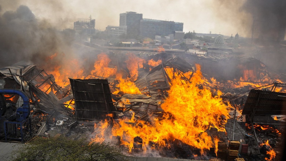 Sulit Dipadamkan, Kebakaran Pabrik Mebel Cakung Berlangsung 18 Jam