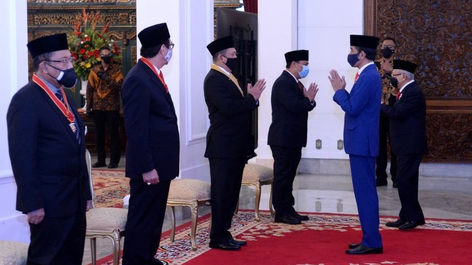 Presiden Jokowi Berikan 22 Bintang Jasa ke Keluarga Nakes Meninggal