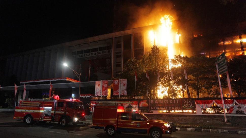 Gedung Kejaksaan Agung Kebakaran, 22 Unit Mobil Damkar Dikerahkan