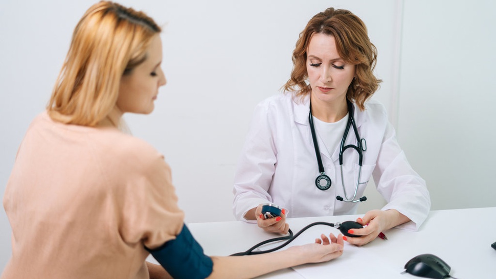 Apa Saja Tanda Tekanan Darah Tinggi pada Wanita dan Penyebabnya?