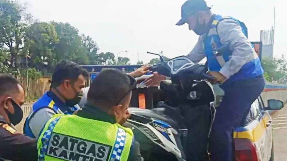 Jasa Marga: Motor Bonceng Tiga Orang Masuk Tol Senggol SUV Pajero