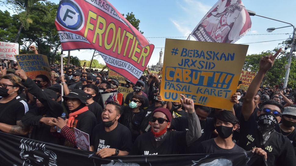 Polisi Bubarkan Demo Pendukung Jerinx di Depan Kejari Denpasar