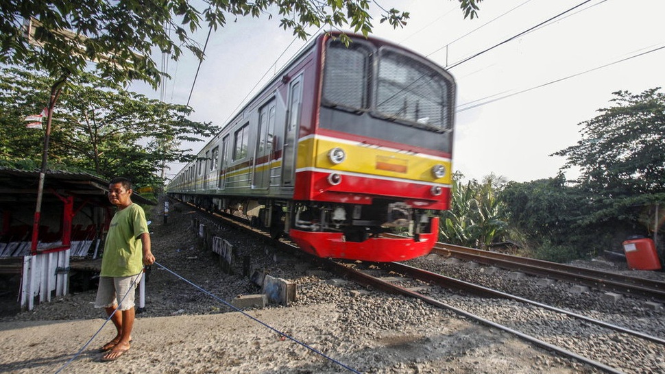 Terobos Palang Pintu, Pemotor Tertabrak KRL di Kramat Sentiong