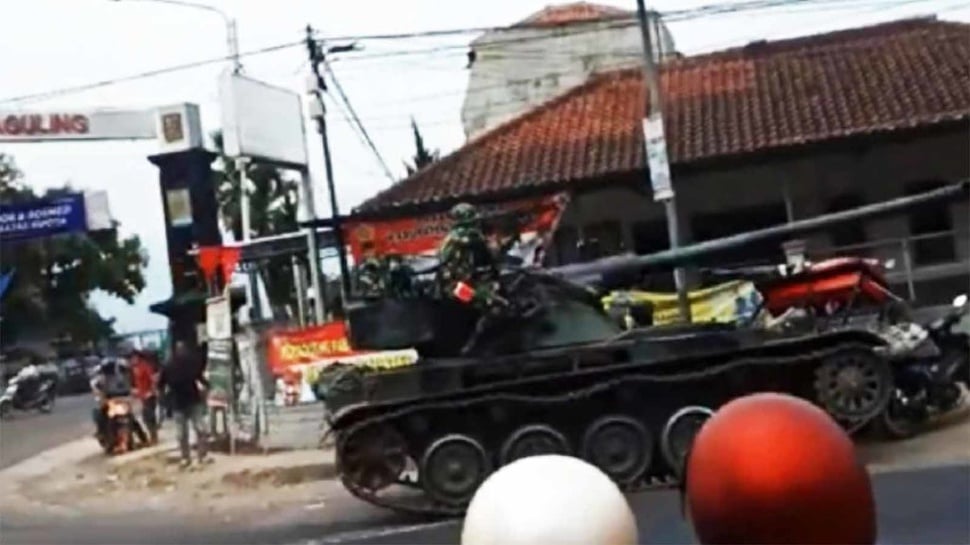 Tank TNI Tabrak Gerobak Pedagang & 4 Motor Warga di Bandung