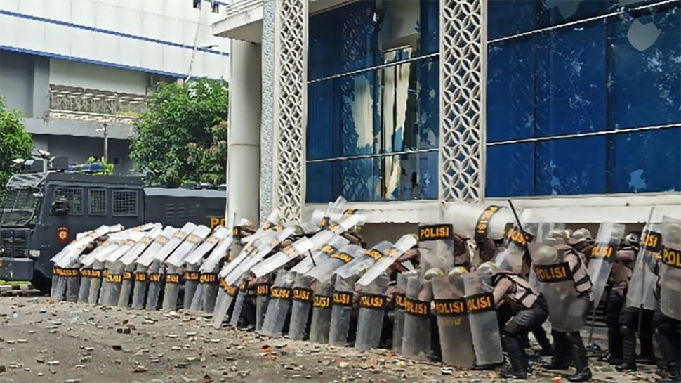 Demo Tolak UU Ciptaker Ricuh, Gedung DPRD Sumut Alami Kerusakan