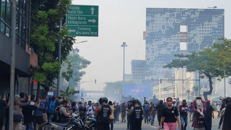 Demo UU Ciptaker di Jakarta: Polisi Adang Massa dengan Water Canon