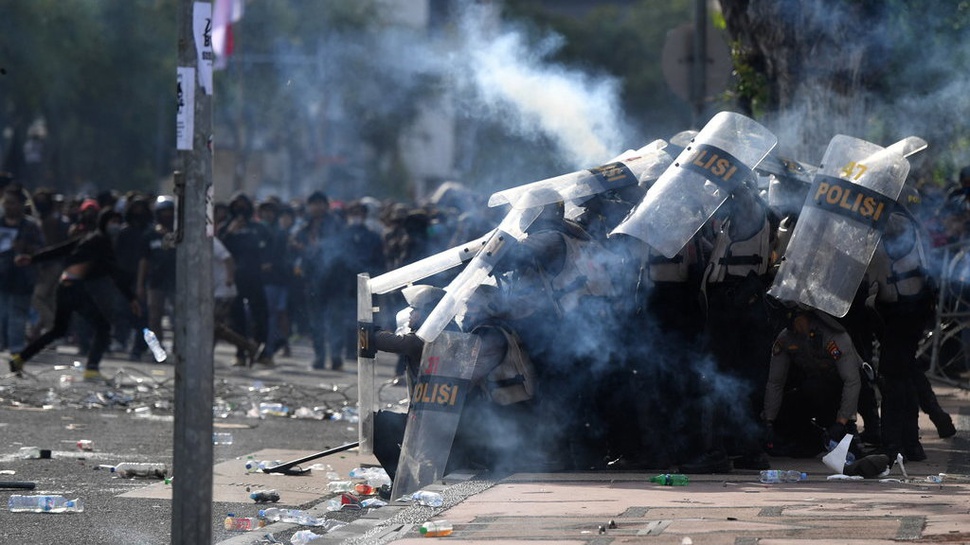 Polisi Tangkap 634 Massa Pendemo UU Ciptaker di Surabaya & Malang