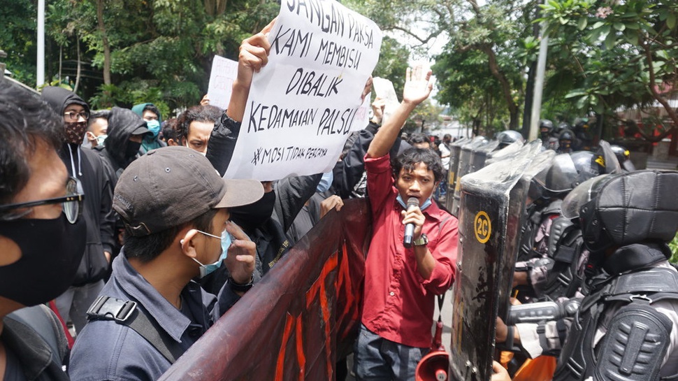 Demo Tolak Omnibus Law: Relawan Medis Juga Korban Kebrutalan Polisi